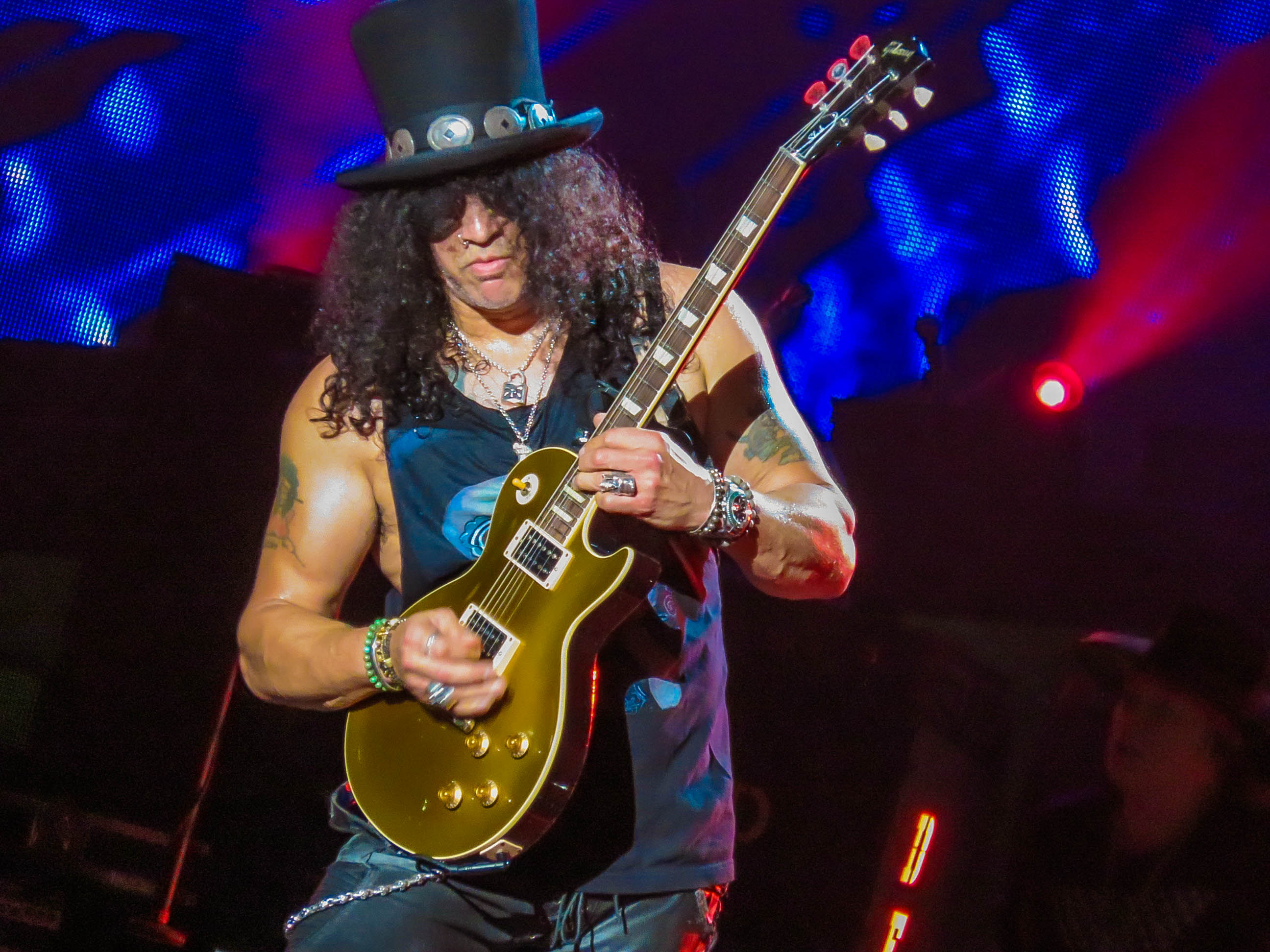 Nace en 1965 Slash guitarrista de Guns N’ Roses y Velvet Revolver