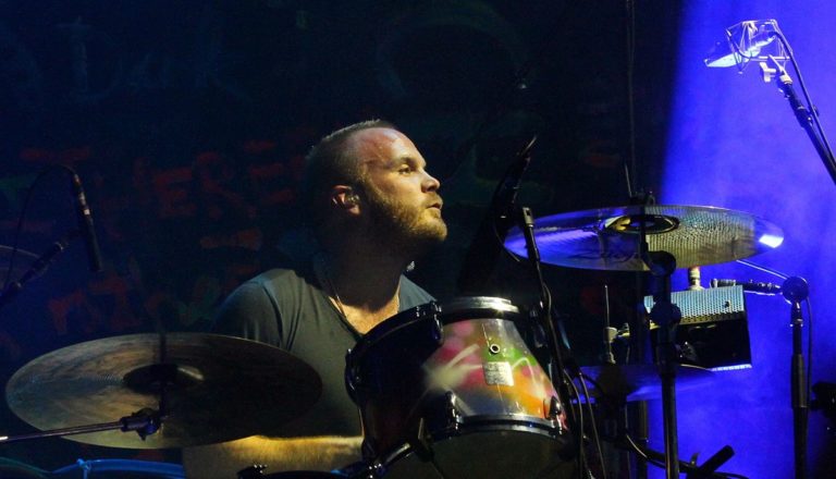 📆#enundiacomohoy pero en 1978 nace William Champion, más conocido como Will  Champion, es un músico y compositor británico. Es baterista y…